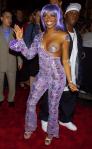 Aktris Rap Lil 'Kim tampil dengan balutan busananya yang nyaris telanjang saat tiba di MTV Video Music Awards 1999 di Opera House Metropolitan di New York.